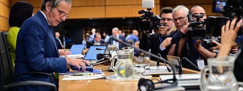IAEA:s generaldirektör Rossi förbereder sig för att lämna sin rapport. Foto: Dean Calma/IAEA