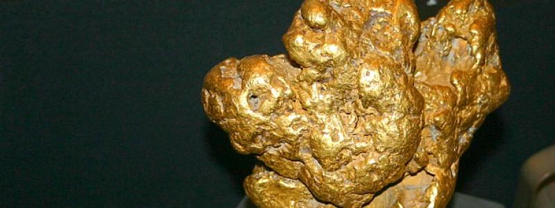"Mojave Nugget" – Kaliforniens största guldklimp. Mojave Nugget är en guldklimp som väger 156 uns. Den hittades i Stringer-distriktet, Kern County, Kalifornien. Foto: Wikipedia Commons, kredit: Reno Chris
