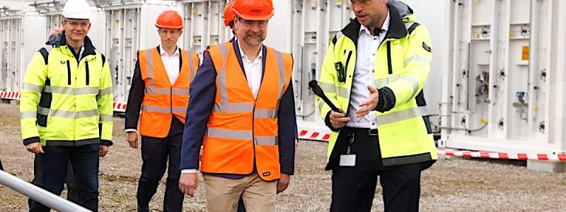 Danmarks finansminister Nicolai Wammen får en rundvisning av Everfuels vd Jacob Krogsgaard vid HySynergy-projektets invigning. Foto: Anders Brohus/Everfuel