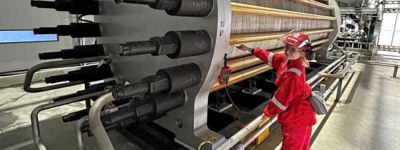 Den kinesiska elektrolystillverkaren Longi Hydrogen, en av de ledande aktörerna i landet, har gått in med cirka 6,2 miljoner dollar i den norska konkurrenten HydrogenPro. Investeringen innebär att de två bolagen nu inleder ett strategiskt partnerskap, meddelade HydrogenPro. Utöver Longis investering har HydrogenPro säkrat ytterligare 6 miljoner dollar i kapital från befintliga ägare – den österrikiska teknikgruppen Andritz och japanska Mitsubishi Heavy Industries. Bilden visar en anställd hos HydrogenPro genomför ett eltest på ett av företagets högtrycksalkaliska elektrolyssystem.
Foto: HydrogenPro