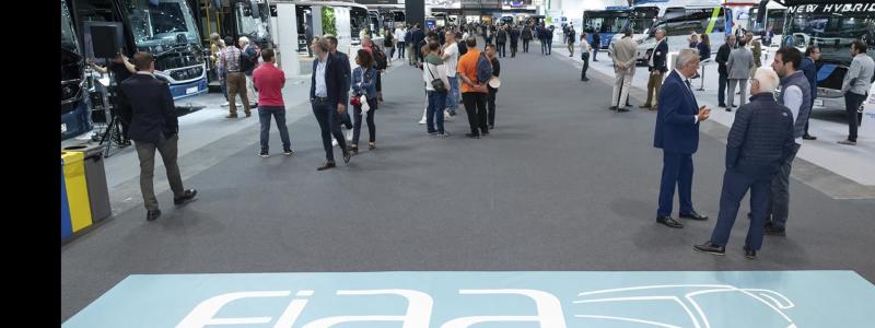 Madrid, som är värdstad, spelar en central roll inom den europeiska transportindustrin tack vare sin geografiska och politiska betydelse och erbjuder optimala förutsättningar för sådana internationella sammankomster. Mässan fungerar som en plattform för att presentera de senaste trenderna, produkterna och tjänsterna inom busssektorn. Detta inkluderar innovativa lösningar för hållbar mobilitet, efterlevnad av strikta utsläppsnormer och utveckling av vätgasbussar inom ramen för H2020 JIVE-projektet. Även elbussar, bränslecellsbussar, hybridfordon, busskarosser, passagerarinformationssystem, sitsystem, teknologier för tillgänglighet, säkerhetssystem, teknologier för utsläppsminskning samt underhålls- och reparationstjänster kommer att presenteras. Foto: Ifema