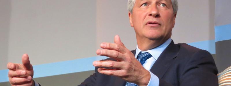 Jamie Dimon vid JPMorgans konferens för investeringar inom hälsovård. Foto: källa vid Wikipedia Common : Flickr, Fotograf: Steve Jurvetson