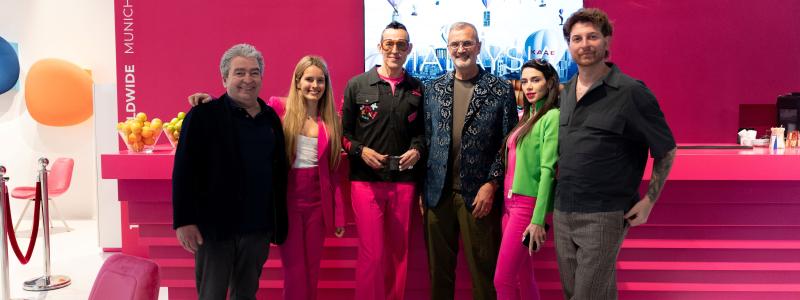 KARE teamet med ägarna och deras gäst designer Karim Rashid. Foto: KARE Design