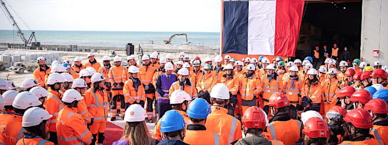President Macron talar till arbetare vid kärnkraftsverket i Penly. (Bild: Élysée)