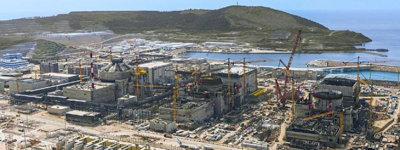 Arbetet med den andra reaktorn har gått vidare steg för steg under året. I januari transporterades och installerades en 437 ton tung stator till turbingeneratorn i turbinhallen. Foto: Rosatom