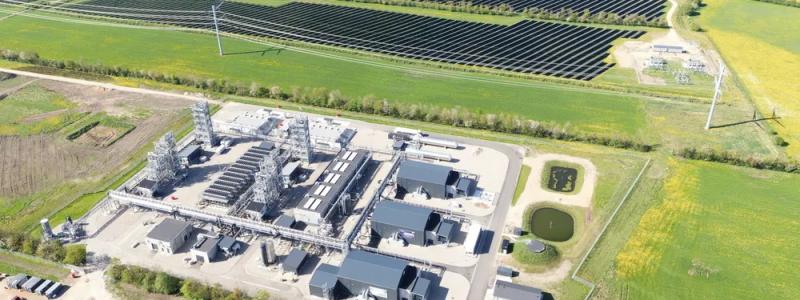 En flygbild över det färdigställda Kassø e-metanolprojektet och dess solpark. En utbyggnad av projektet valdes ut som en av sex vinnare i Danmarks PTX-upphandling 2023. Foto: European Energy