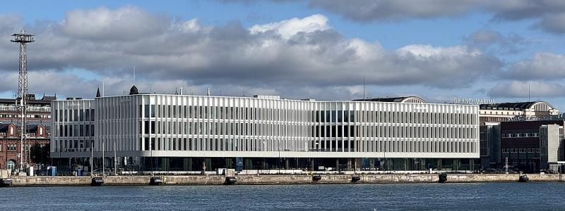 Trots att huset innehåller både kontor och hotell är stora delar av byggnaden öppna för allmänheten. På det nedersta planet finns publika foajéer, café och restauranger. På taket finns terrassytor och en bar med utsikt över hamninloppet och Finska viken. Foto: Wikipedia Common Lic, kredit: Vadelmavene