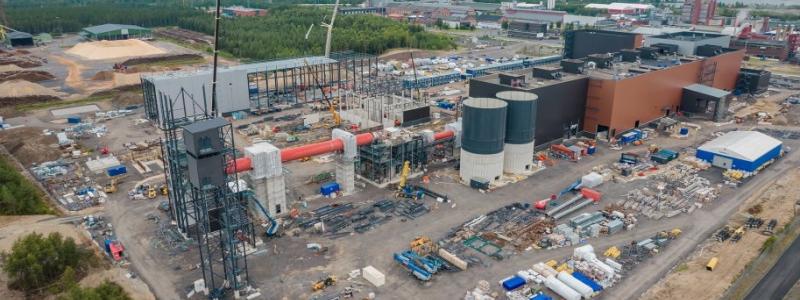 Kelibers fabrik. Litiumfyndigheterna i Karleby, Mellersta Österbotten, hör till de mest betydande i Europa. Keliber har inom ett område på över 500 kvadratkilometer flera väl undersökta förekomster. Området har också utmärkta möjligheter att utöka malmtillgångarna samt att hitta nya fyndigheter. Foto: Keliber