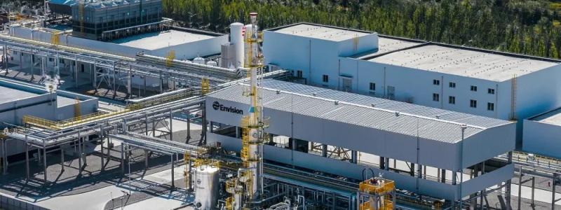Världens största projekt för grön vätgas säkrar leveransavtal. Envision Energy har tecknat ett avtal om att leverera ammoniak till japanska Marubeni från sin kinesiska anläggning i Chifeng med en kapacitet på 500 megawatt. Anläggningen, som är under slutfas, beräknas producera 300 000 ton årligen. mFlygbild över Envision Energys anläggning för grön vätgas och ammoniak i Chifeng. Foto: Envision Energy
