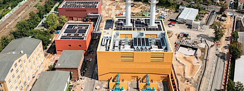 Kraftverket Leipzig Süd är enligt Stadtwerke det kraftvärmeverk med lägst kväveoxidutsläpp i Tyskland. Målet är att staden ska ha en koldioxidneutral energiproduktion senast 2038. En viktig pusselbit är det nya kraftverket – tillsammans med vad som blir landets största solvärmeanläggning, som just nu byggs i närheten. Foto: Stadtwerke Leipzig
