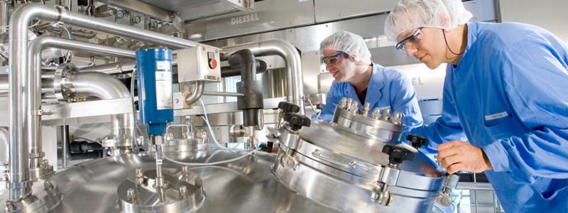 Med de nya tullarna på läkemedel, möbler och fordon fortsätter Trump sin linje att prioritera amerikansk industri framför internationell handel. Effekterna riskerar att bli omfattande för Europas läkemedelsindustri, som redan är hårt beroende av den amerikanska marknaden. Hur EU väljer att svara återstår att se – men spänningarna mellan Bryssel och Washington lär öka ytterligare. Foto: Interpharma