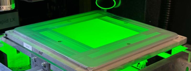 Närbild av ett laserbearbetat finmaskigt silnät för solcellstillverkning, strukturerat med mikrometerprecision. Källa: Fraunhofer ISE / Projekt »Laser2Screen« / Foto: Andreas Lorenz