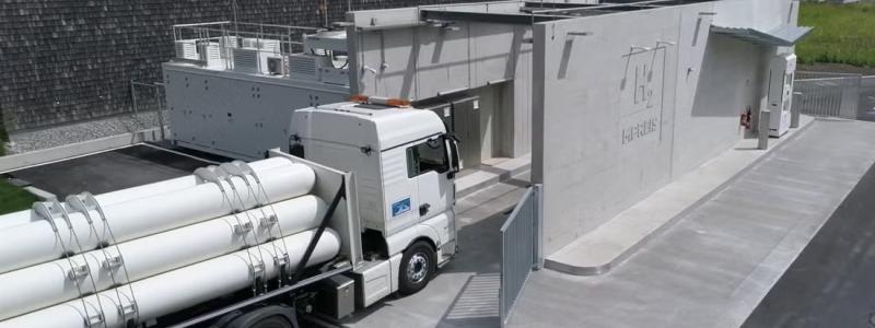 Leverans av vätgascylindrar till en privat vätgastankstation som drivs av dagligvarukedjan MPREIS i Österrike. Foto: MPREIS/YouTube.