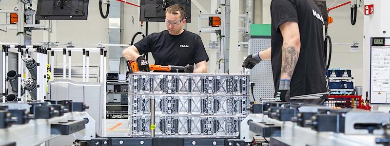 Varje batteripaket genomgår 23 testprogram, där cirka 400 parametrar dokumenteras. Informationen lagras individuellt för varje enhet, vilket gör att produktionen kan spåras även efter 15 år. Foto: MAN