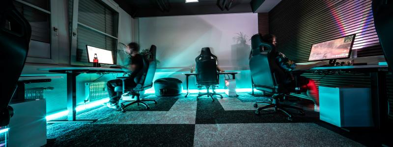 Utöver de operativa utmaningarna lyfter undersökningen fram den enorma press som  SOC-analytiker arbetar under. Höga stressnivåer, ständig underbemanning och utbrändhet påverkar hela organisationen.  Foto: ELLA DON/Unsplash