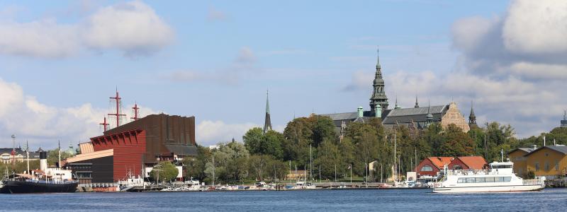 Bilden visar Djurgården i Stockholm med två välkända museibyggnader: Till vänster syns det röda Vasamuseet, som är Sveriges mest besökta museum. Till höger syns Nordiska museet med sitt karakteristiska torn. Foto: Christer Lässman/Unsplash