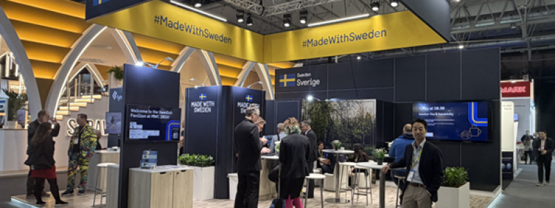 Bildtext huvudbild: "Johan Chun, ansvarig för industri på Business Sweden, framför den svenska paviljongen på MWC 2026 i Barcelona.”