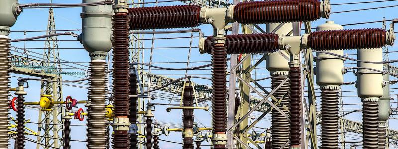 En transformatorstation (eller nätstation) i Tyskland. Dess primära funktion är att omvandla elektrisk spänning och distribuera elen säkert. Den fungerar som en knutpunkt i elnätet som tar emot högspänning och sänker den till en lägre, användbar spänning för hushåll och industrier. Foto: Creative Commons Lic. Kredit: Pixabay