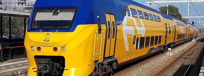 Loket VIRMm 9522 startar med "Flow"-målningen på Heerhugowaards station som intercitytåg mot nederländska staden Nijmegen. Foto: Wikipedia Common Lic. Fotograf: Koplopermau