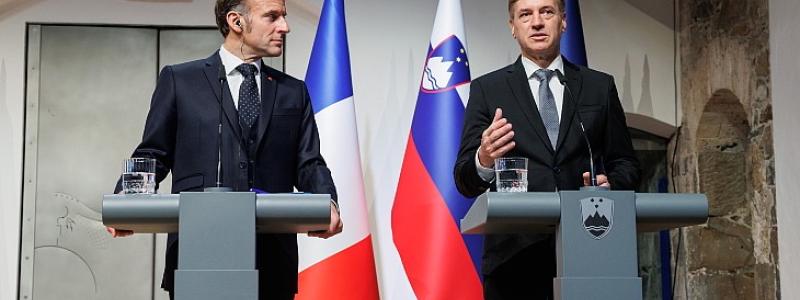 Frankrikes president Emmanuel Macron och Sloveniens premiärminister Robert Golob under undertecknandet av deklarationen om kärnkrafts­samarbete. Foto: Gov.si/Nebojša Tejic)