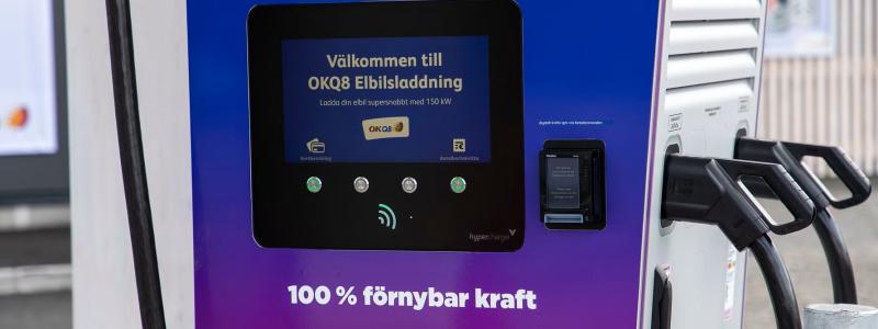 Pilotprojektet i Nacka visar hur lokalproducerad solenergi, förnybar energi och smart teknik tillsammans kan skapa nya lösningar för elektrifierade transporter.  Foto: OKQ8