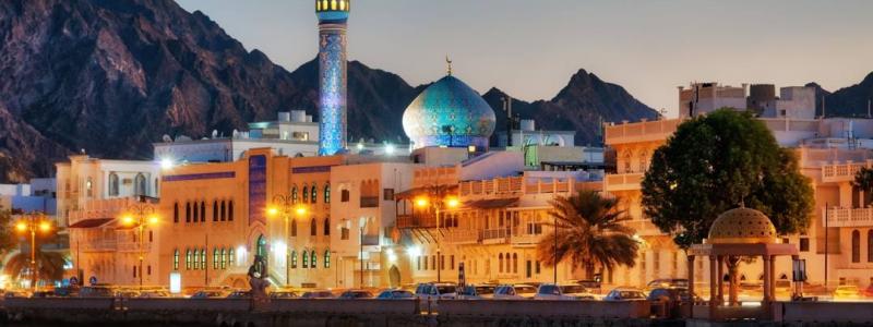 Oman. Bakgrunden till Omans försiktiga omsvängning är tydlig: USA har under 2023 och 2024 hotat med sekundära sanktioner mot företag, banker och individer som på något sätt hjälper Ryssland att kringgå de restriktioner som införts efter invasionen av Ukraina. Foto: Wikipedia Commons Lic.
