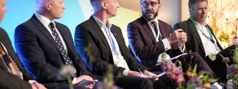 Ørsted, Vestas och säkerhetsexperter från Nato deltog i en paneldiskussion under WindEurope om säkerheten för havsbaserad energiinfrastruktur. Foto: Mässan WindEurope