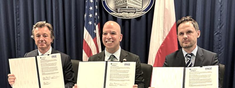 Det så kallade Poland Generic Design Agreement undertecknades vid en ceremoni i Washington, D.C., på det amerikanska energidepartementet. Närvarande var bland andra USA:s biträdande energiminister James Danly, Polens energiminister Miłosz Motyka samt viceenergiminister Wojciech Wrochna, tillsammans med representanter för bolagen. Foto: OSGE