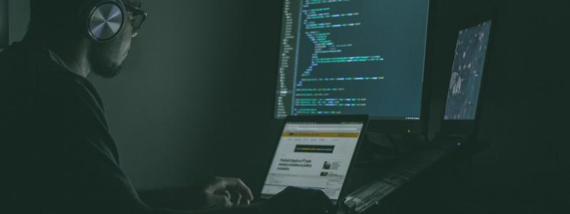 Regeringen vill möta utmaningarna genom att stärka det nationella cybersäkerhetscentret (NCSC) och föreslår därför ökade medel: 50 miljoner kronor 2026, 100 miljoner 2027 och 150 miljoner 2028. Foto: Jefferson Santos/Unsplash