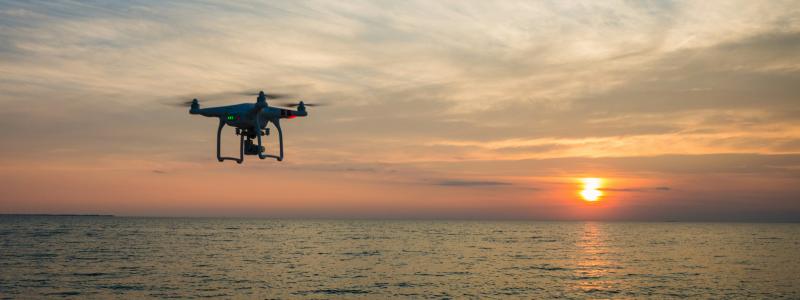 Drygt 3,5 miljarder kronor av satsningen går till att tidigarelägga införandet av antidrönarsystem. Foto: Aaron Burden/Unsplash