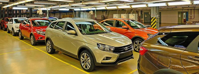 Bilar av modellen Lada Vesta producerade vid fabriken IzjAvtos färdigvaruzon.  Foto: Wikipedia Commons Lic. CC BY-SA 4.0. Kredit: Vyacheslav Bukharov.