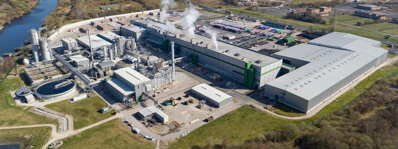Partington, Greater Manchester. Det här projektet var en del av Saica Papers satsning på att utveckla en av världens mest avancerade fabriker för återvunnet papper i Storbritannien. Denna investering på 290 miljoner pund kommer att använda cirka 400 000 ton 100 % återvunnet papper per år för att tillverka wellpapplådor – tillräckligt med papper för att täcka sträckan mellan Partington och London (316 kilometer) var tredje och en halv timme.