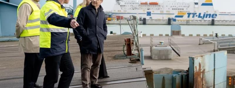 Säkerhetschef Krister Jonsson visar tågklaffen i Trelleborgs Hamn. Foto: Magnus Liljegren Regeringskansliet