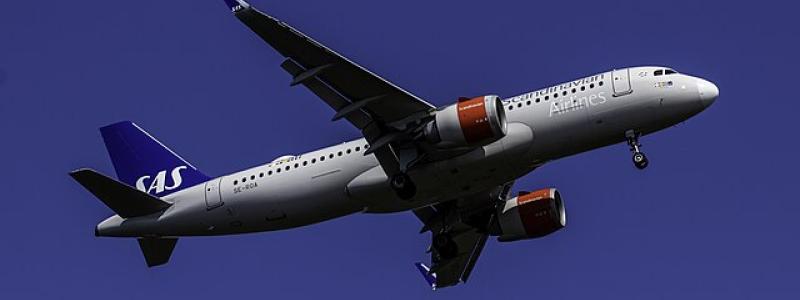 Airbus A320neo från SAS landar på Visby flygplats. Foto: Bene Riobó/Wikimedia Commons