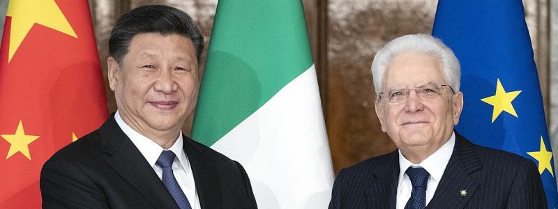 Europeiska unionen har lanserat lagstiftningen Critical Raw Materials Act, vars syfte är att minska beroendet av Kina och säkra försörjningen av strategiskt viktiga råvaror. Förmodligen ett samtalstema när Italiens president Sergio Mattarella och Kinas statschef Xi Jinping möttes i den kinesiska huvudstaden. Foto: Wikipedia Commons LIc. Kredit: Quirinale.it