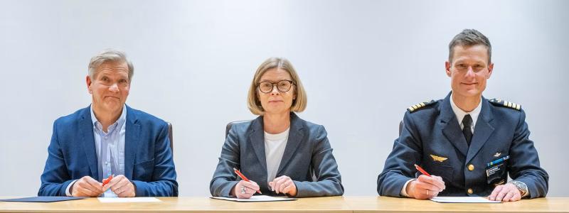 Clas Nilsson, provplatschef för Vidsel Test Range vid Försvarets materielverk, FMV, Birgitta Bergvall-Kåreborn, rektor vid Luleå tekniska universitet och överste Peter Greberg, flottiljchef vid F 21. Foto: Luleå tekniska universitet