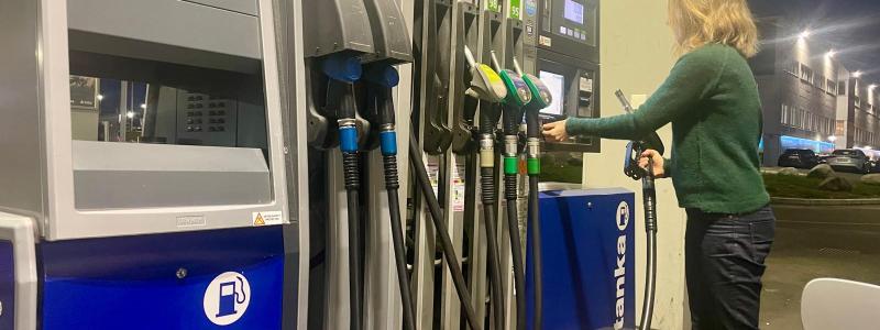 Skattesatserna på bensin föreslås sänkas med 2 kronor och 40 öre per liter. Foto: Stina Wickenberg