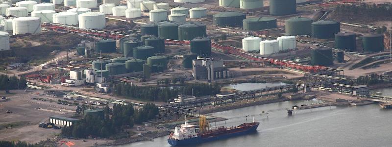 Sköldviks raffinaderi från luften. Förutom raffinaderiverksamheten i Borgå (Sköldvik) har Neste anläggningar i bland annat Nådendal och Esbo, samt internationell närvaro i exempelvis Nederländerna, Singapore och USA. Foto: Wikipedia Commons Lic.  Kredit: Jukka Wallinheimo