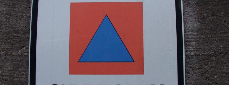Skylt för svenskt skyddsrum. Genrebild. Foto: Riggwelter/https://commons.wikimedia.org/wiki/File:Swedish_air_raid_shelter_sign.JPG