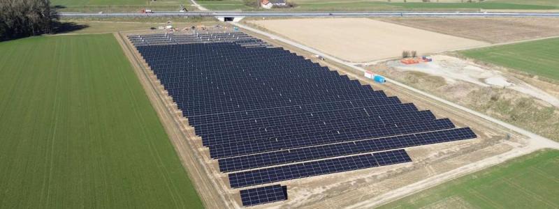 Ungefär 4 000 solpaneler kommer från och med mitten av 2025 att producera el i solparken i Dorfen. Området ligger söder om A94 (i bakgrunden), ungefär i höjd med Kloster Moosen på andra sidan motorvägen. © Stadtwerke Dorfen ( Dorfens energibolag)