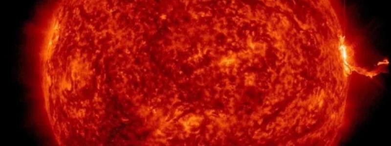 NASA:s Solar Dynamics Observatory fångade denna bild av ett solutbrott – synligt som det ljusa blänket längst till höger – den 13 maj 2025. NASA / SDO