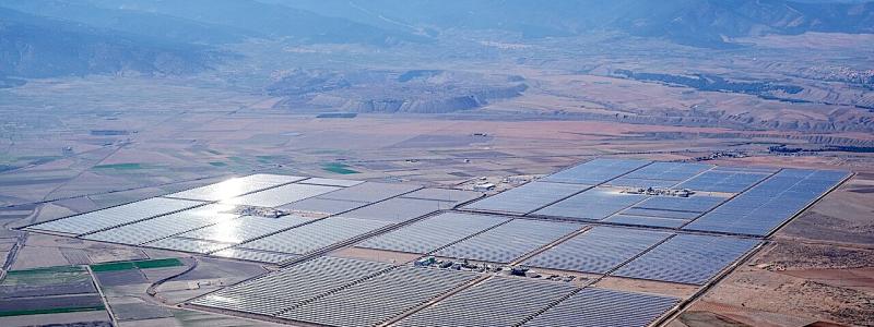 Drygt 150 megawatt stora Andasol solkraftverket är ett kommersiellt soltermiskt kraftverk med paraboltråg, beläget i Spanien. Anläggningen använder tankar med smält salt för att lagra solenergi. Foto: Wikipedia Commons, Kredit: Kallerna 

Andasol solkraftverk