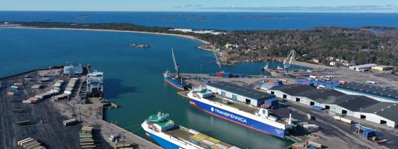 Samarbetet innebär att Hangö stärker sin roll som en viktig exporthamn för den finländska skogsindustrin, särskilt med tanke på att nya linjer nu etableras till Tyskland – ett centralt målområde för export av förnybara material. Foto: Euroports, Petterin ilmakuva