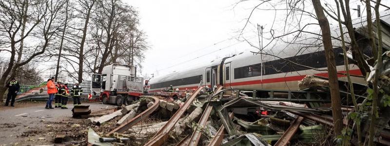 Tågolyckan i Riedlingen väcker frågor om infrastrukturens motståndskraft mot extremväder. Kraftiga skyfall och plötsliga jordskred har blivit allt vanligare i Centraleuropa de senaste åren, vilket ställer nya krav på övervakning av spår och omkringliggande markområden. Foto: Screen-shot- The Independent