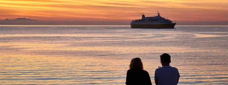 Gibraltar sund är en av världens mest trafikerade passagerar- och godskorridorer, där färjelinjerna främst förbinder Spanien och Marocko. Trafiken är av stor betydelse för både handelsflöden och resande mellan Europa och Nordafrika. Foto: Direct Ferries