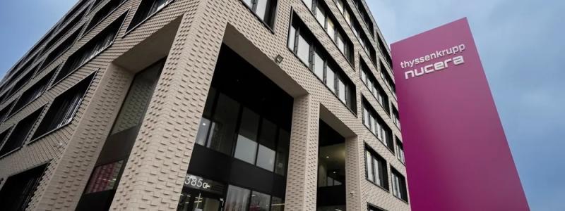 Thyssenkrupp Nuceras huvudkontor i Dortmund. Thyssenkrupp Nucera är ett teknikföretag specialiserat på elektrolysörer – anläggningar som använder elektricitet för att spjälka vatten till vätgas och syre. Företaget är en del av den tyska industrikoncernen Thyssenkrupp och har sitt huvudkontor i Dortmund. Nucera tillverkar framför allt alkaliska elektrolysörer i stor skala och arbetar även med att utveckla ny teknik som fastoxid-elektrolysörer. Deras lösningar används i rena vätgasprojekt världen över, inklusive Neom i Saudiarabien och det svenska projektet Stegra. Målet är att möjliggöra produktion av vätgas med låg klimatpåverkan som kan ersätta fossila bränslen inom industri och energiförsörjning. Foto: Thyssenkrupp Nucera