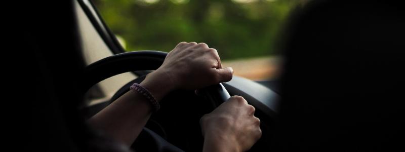 Med anledning av de problem som uppmärksammats i media har Transportstyrelsen skickat en begäran till regeringen om att ändra körkortslagen för att motverka körkortsturism. Foto: socmia fotografia/unsplash