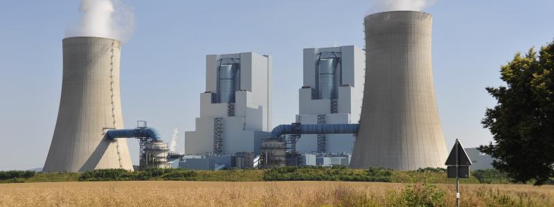 Kolkraftverket Neurath ligger söder om tyska Grevenbroich och gränsar till områden som tillhör kommunen Rommerskirchen och staden Bedburg. Anläggningen drivs av energibolaget RWE och är belägen i Grevenbroich-Neurath i Rhen-Kreis Neuss. Kraftverket används för att producera baskraft och har en nettoeleffekt på 2 120 megawatt. Kolet transporteras via järnvägsanslutning till Nord–Syd-banan och kommer från dagbrotten i det rhenländska brunkolsområdet, framför allt från dagbrottet Garzweiler. Foto: Wikipedia Commons Lic. Kredit: TelepermM