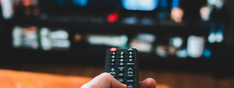 Uppdragets första del är att kartlägga distributionen av radio och tv, både i marknät och över internet. Foto: Erik Mclean/Unsplash