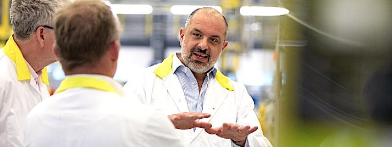 Laurent Odeh, kommersiell chef på Urenco (till höger), bedömer att världen kommer att ha betydligt mer installerad kärnkraftskapacitet år 2050 än i dag. Att tredubbla kapaciteten, vilket flera länder och organisationer eftersträvar, ser han som en mycket ambitiös målsättning.  Foto: Urenco